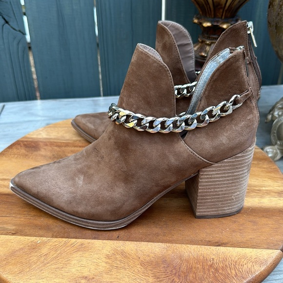 👢Steve Madden Cedar Brown Suede Leather With
Chain Ankle Booties size 10 - Picture 3 of 13